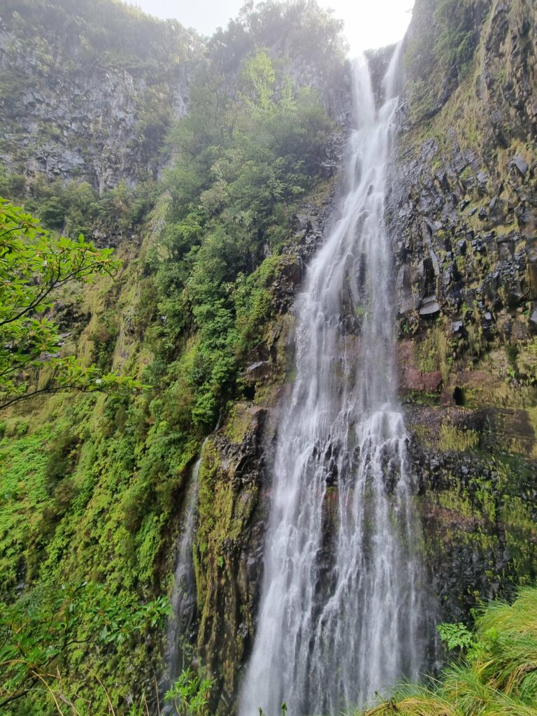 Potężny, stumetrowy wodospad Cascata do Risco spadający z pionowej skalnej ściany do doliny Rabaçal.