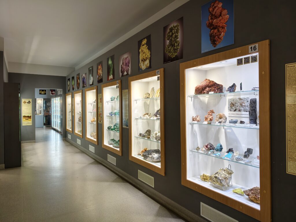 Wystawa minerałów i kamieni szlachetnych w Muzeum Minerałów w Świętej Katarzynie.