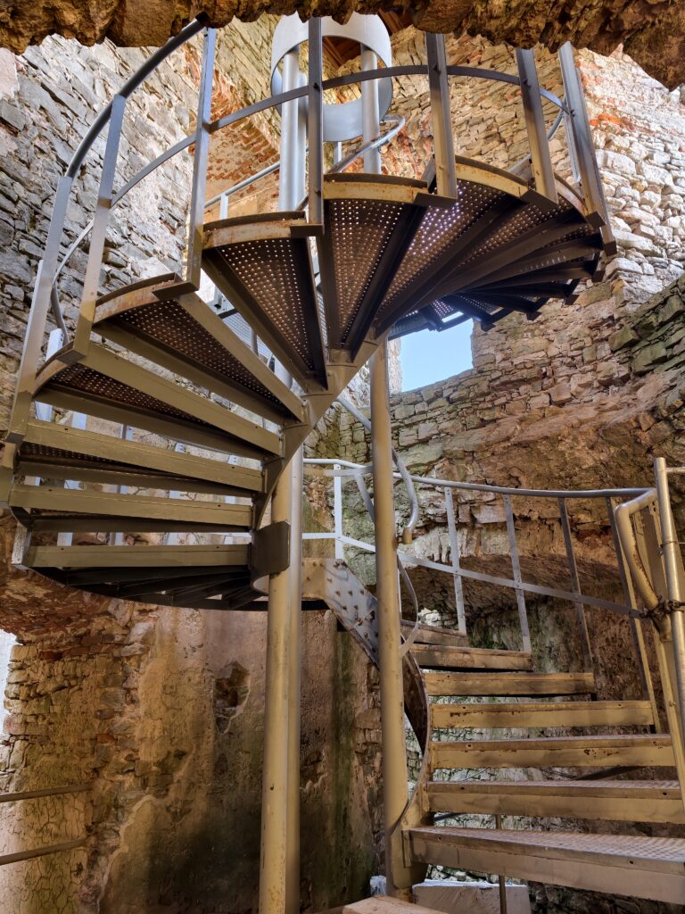 Kręte schody wewnątrz jednej z czterech wież Zamku Krzyżtopór, prowadzące na wyższe kondygnacje pałacu.