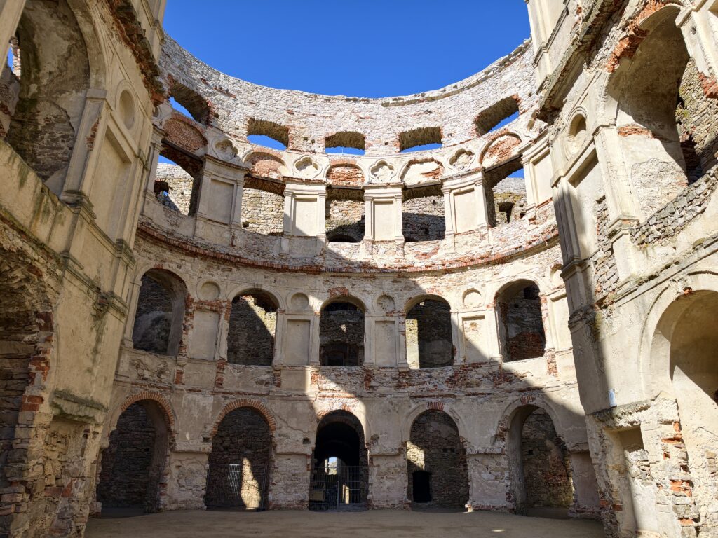 Ściana Zamku Krzyżtopór z licznymi otworami okiennymi, symbolizującymi liczbę dni w roku według zamysłu fundatora.