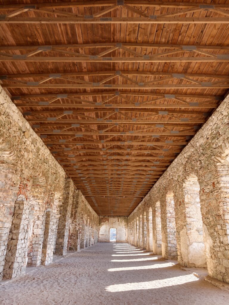 Wnętrze ogromnej sali balowej w Zamku Krzyżtopór w Ujeździe – widok na wysokie ściany i otwory okienne dawnej rezydencji.