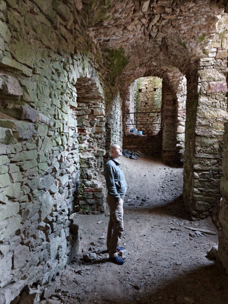 Perspektywa kamiennych sklepień w podziemiach Zamku Krzyżtopór na trasie żółtej, prowadzącej do dawnych stajni.