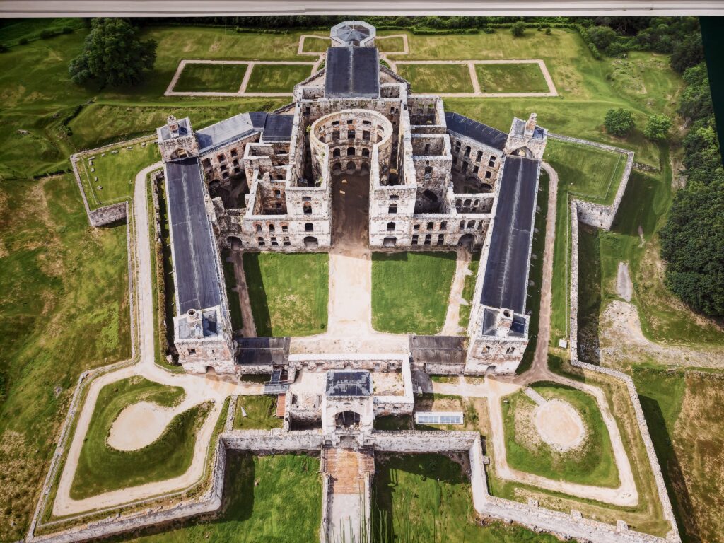 Widok z góry na monumentalną ruinę Zamku Krzyżtopór w Ujeździe, pokazujący bramę główną, dziedziniec eliptyczny i bastiony.