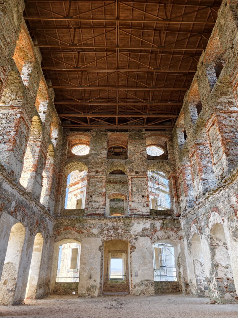 Ściany działowe i pozostałości dawnych pokoi mieszkalnych wewnątrz ruin Zamku Krzyżtopór, nawiązujące do symboliki 52 tygodni w roku.