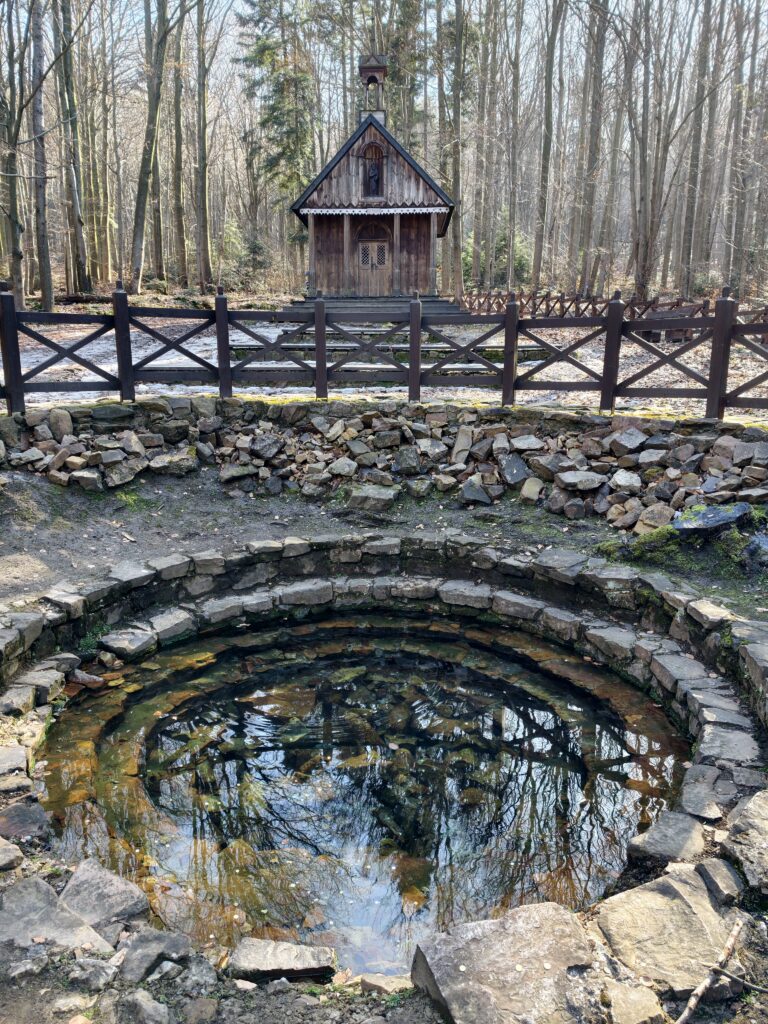 Drewniana kapliczka i Źródełko św. Franciszka z leczniczą wodą u podnóża Łysicy.