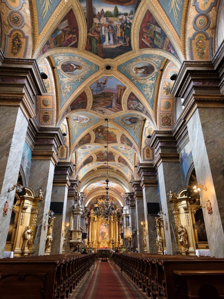 Bogato zdobione, barokowe wnętrze Bazyliki Katedralnej Wniebowzięcia Najświętszej Maryi Panny w Kielcach ze złoconym ołtarzem.