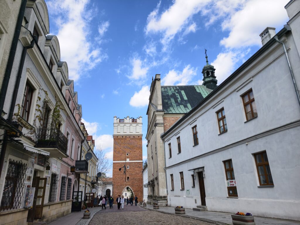 Wysoka, ceglana wieża Bramy Opatowskiej stanowiąca główne wejście na sandomierską Starówkę.