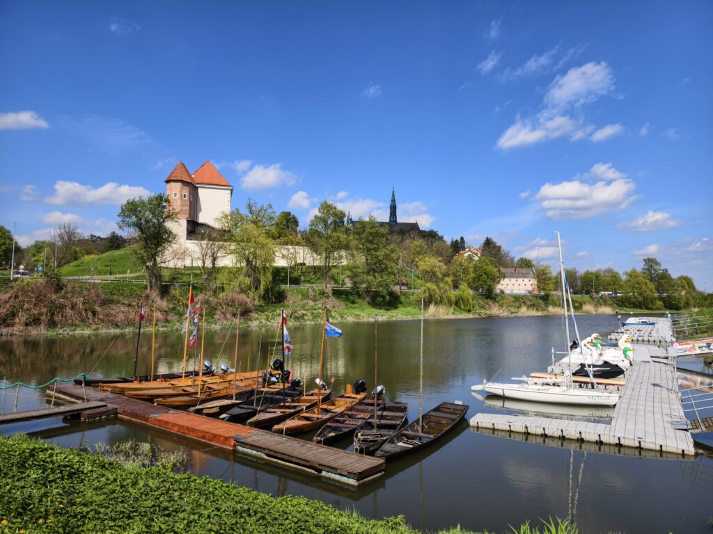 Turystyczne łódki cumujący przy brzegu Wisły na wysokości sandomierskiego Bulwaru.