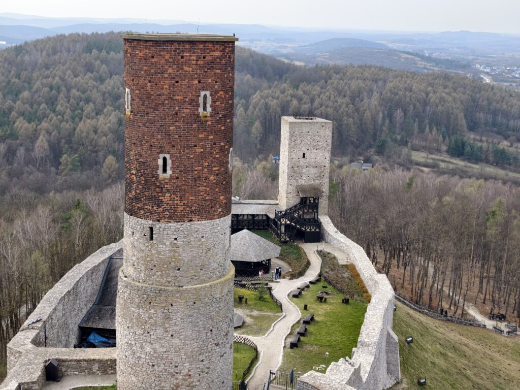 Odbudowana wschodnia wieża widokowa z udostępnionym tarasem na Zamku w Chęcinach
