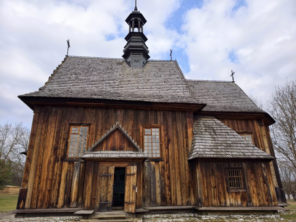 Zabytkowy drewniany kościół z Rogowa z XVIII wieku o konstrukcji zrębowej w Muzeum Wsi Kieleckiej