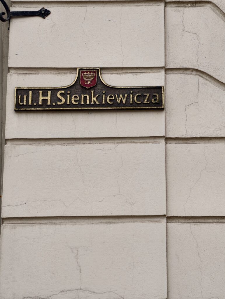 Nazwa ulicy Sienkiewicza na kamienicy