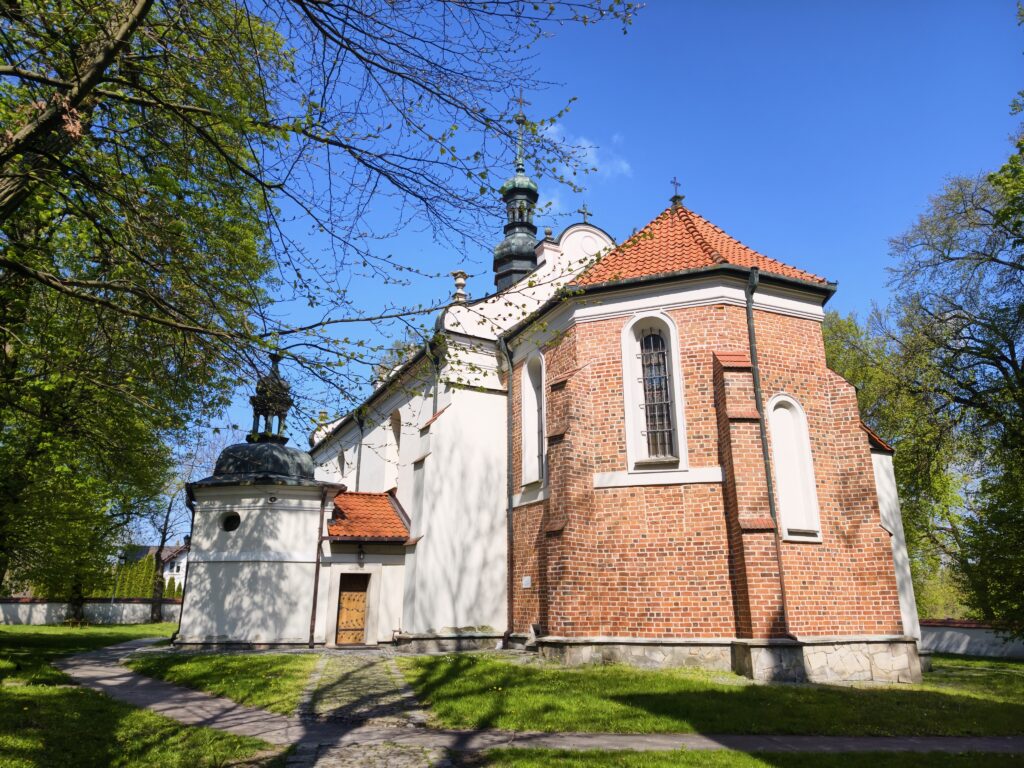 Historyczna, ceglana fasada zabytkowego kościoła Nawrócenia św. Pawła Apostoła w Sandomierzu.