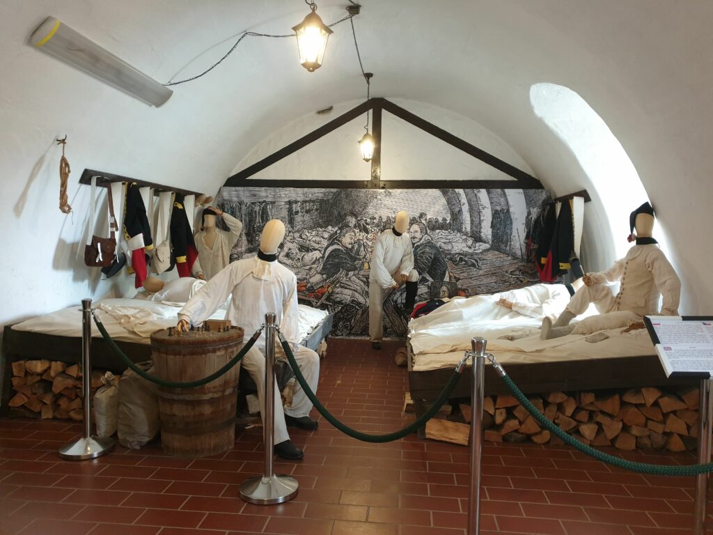 Manekiny w historycznych kwaterach żołnierskich na wystawie w Twierdzy Kłodzkiej.