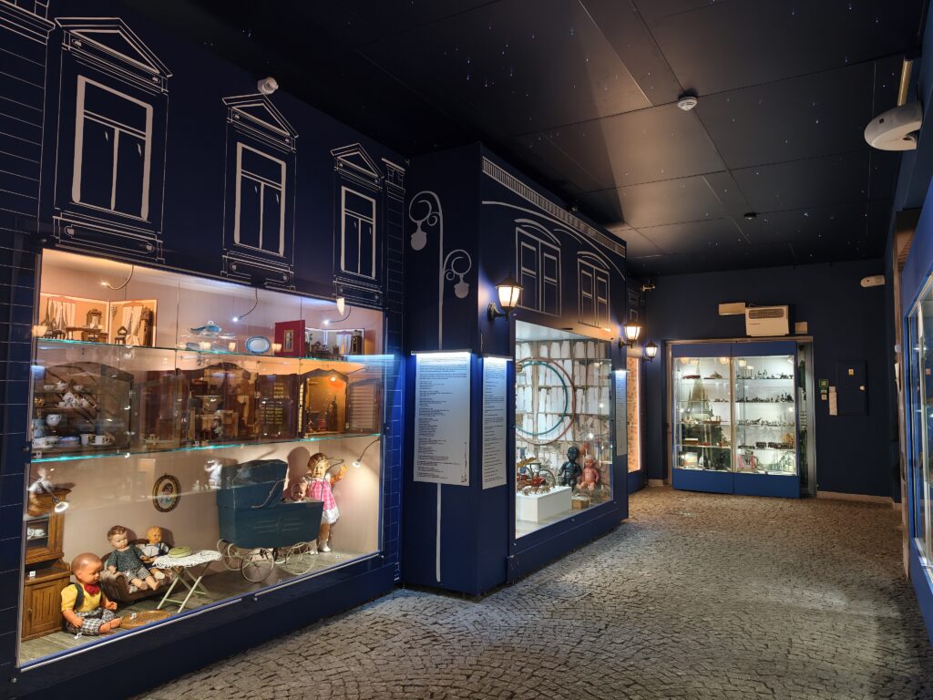 Historyczna ekspozycja dawnych lalek i modeli pociągów w kieleckim Muzeum Zabawek i Zabawy.