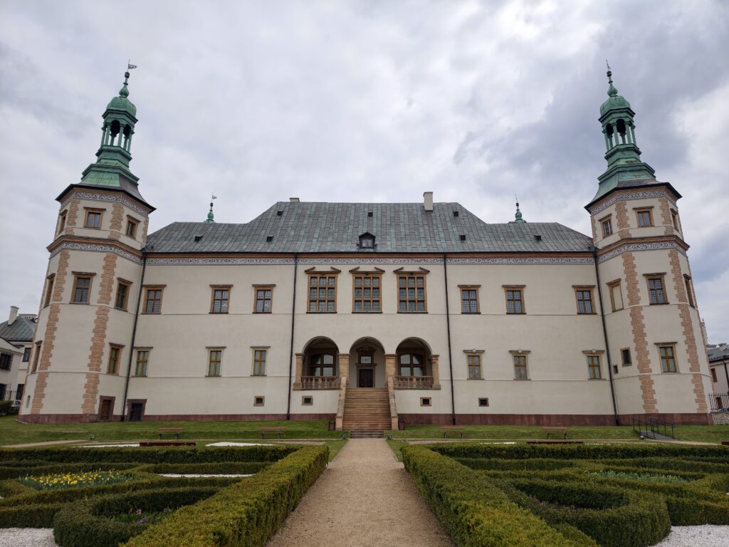 Dawny Pałac Biskupów Krakowskich z epoki Wazów, dumnie wznoszący się na Wzgórzu Zamkowym w Kielcach.