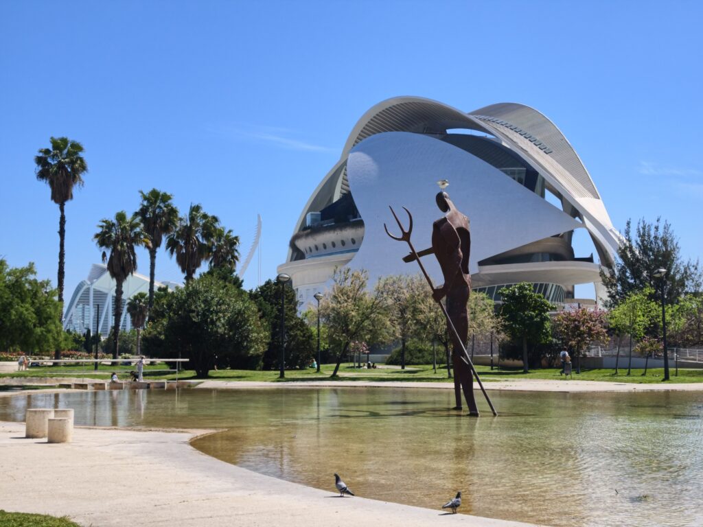 Biały, futurystyczny budynek opery Palau de les Arts w Walencji o opływowym kształcie.