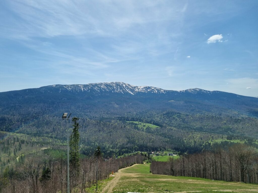 Rozległy widok na majestatyczny masyw Babiej Góry widoczny z tarasu wieży widokowej na Mosornym Groniu.
