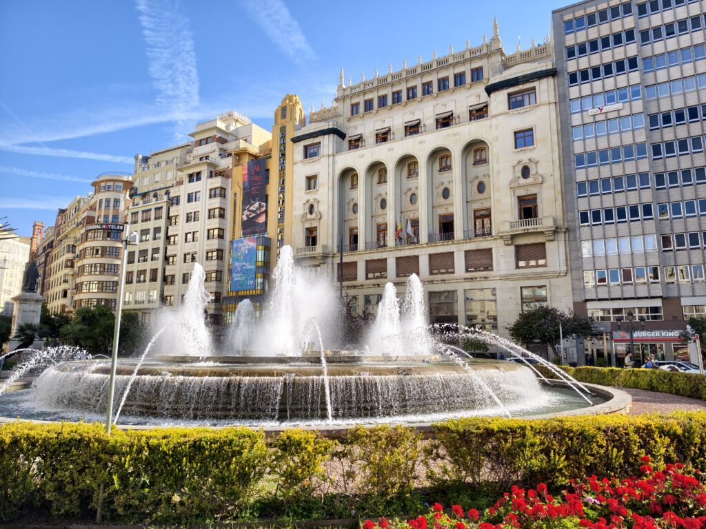 Fontanna na Placu Ratuszowym w Walencji, a w tle piękne kamienice