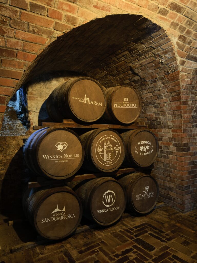 Beczki po winie w podziemnej trasie turystycznej w Sandomierzu.