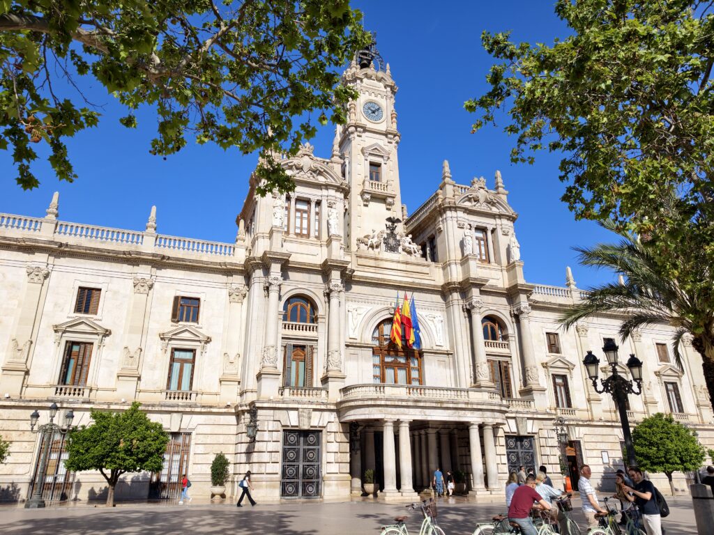 Elegancka, klasyczna fasada budynku ratusza miejskiego w Walencji w Hiszpanii z centralną wieżą zegarową.