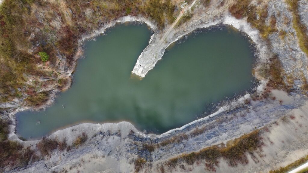 Jezioro z zalanym Rezerwacje Skalnym Ślichowice