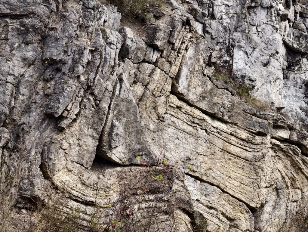 Spektakularny fałd obalony w Rezerwacie Skalnym Ślichowice