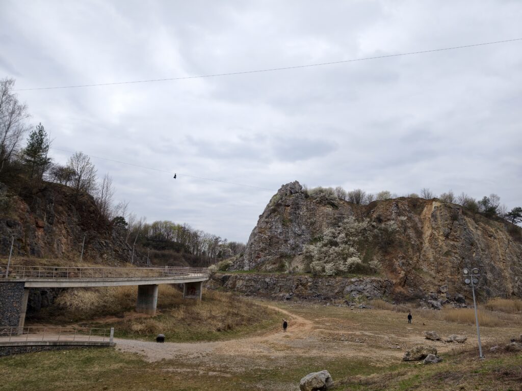 Strzelista, 40-metrowa wapienna iglica skalna, znana jako Skała Geologów, na tle zachmurzonego nieba.