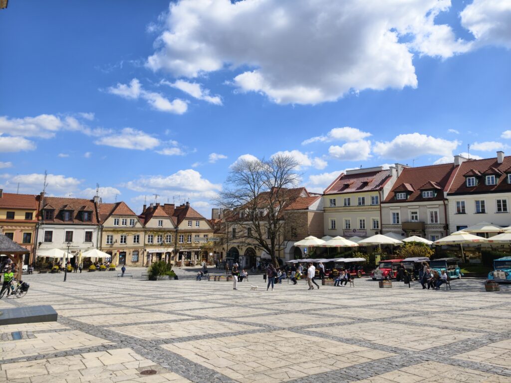 Płyta rynku na sandomierskiej Starówce z zabytkowymi, kolorowymi kamienicami.