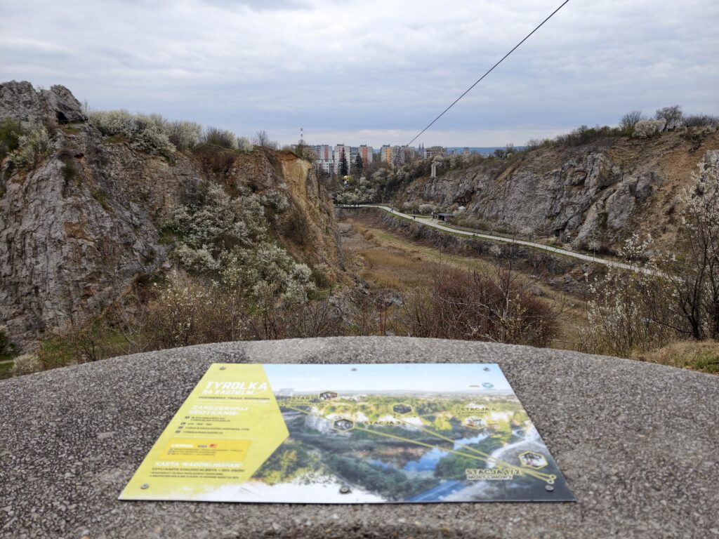 Trasa tyrolki wysoko nad dawnym wyrobiskiem rezerwatu Kadzielnia.