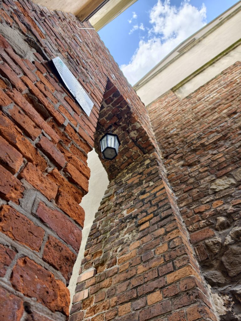 Ucho Igielne w Sandomierzu, wąska, murowana furta w średniowiecznych murach obronnych miasta.