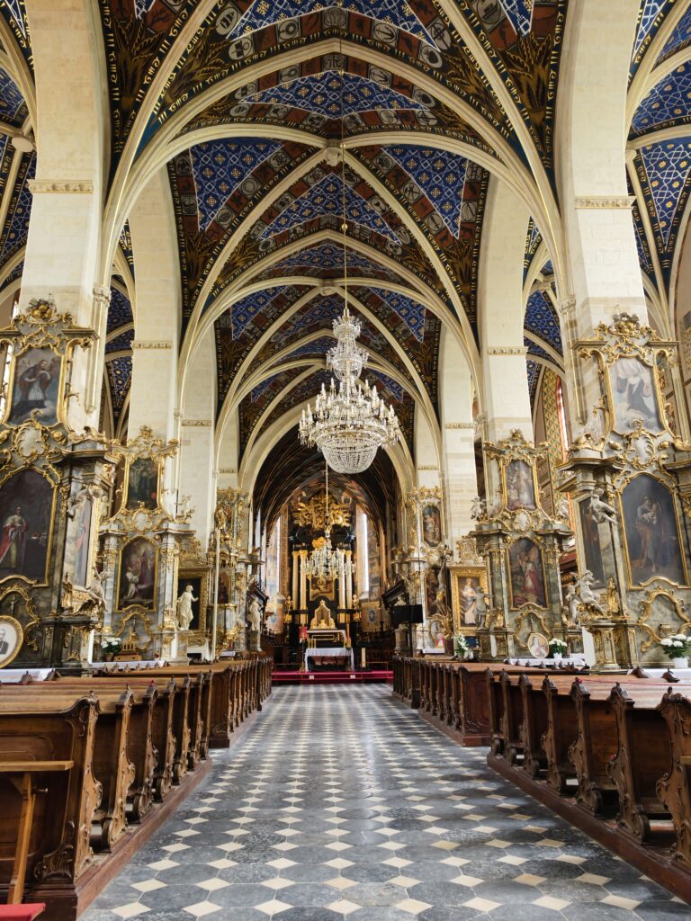 Bazylika w środku z pięknym gotyckim sklepieniem i barokowymi freskami