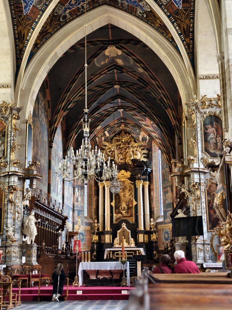 Bogato zdobione barokowe ołtarze i unikalne bizantyjsko-ruskie polichromie we wnętrzu sandomierskiej katedry.