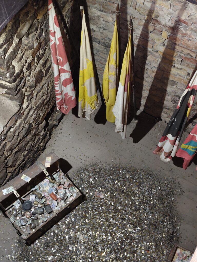 Wystawa dawnej broni i elementów uzbrojenia w historycznym skarbcu w podziemiach zamku chęcińskiego