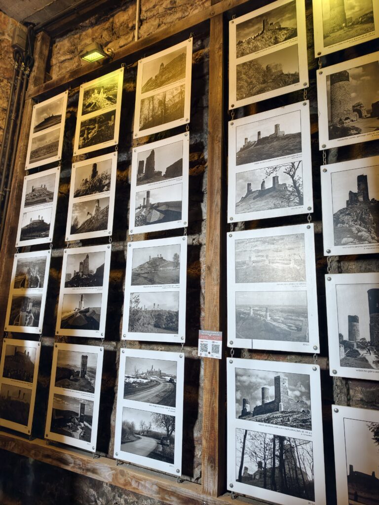 Plenerowa wystawa starych fotografii i rycin przedstawiająca historię Zamku Królewskiego w Chęcinach