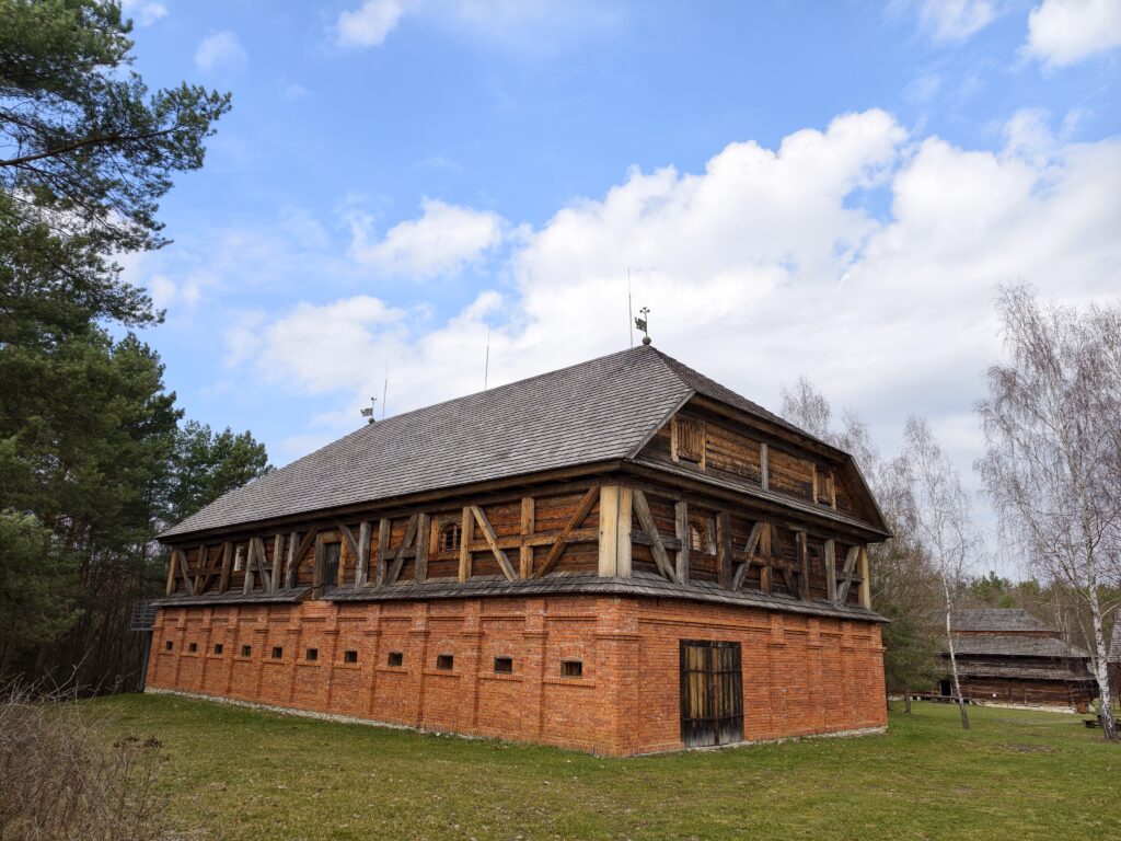 Monumentalny drewniany spichlerz dworski z Rogowa na terenie Parku Etnograficznego w Tokarni