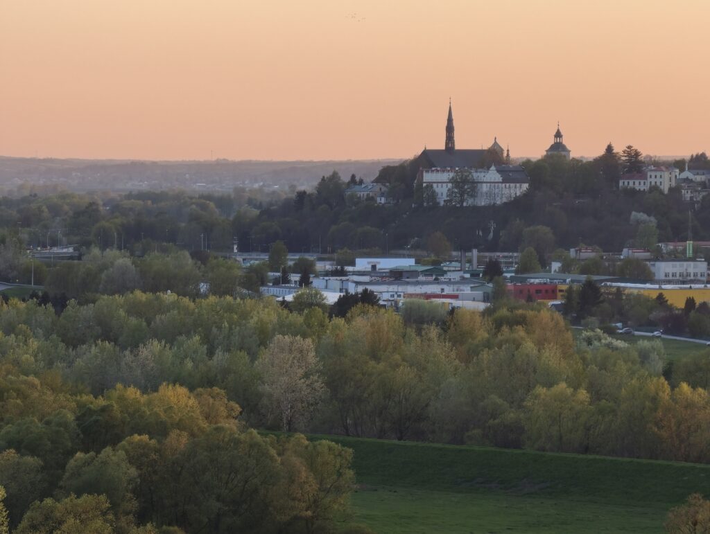 Malowniczy zachód słońca z widokiem na panoramę Sandomierza, widziany z punktu widokowego Gór Pieprzowych koło Sandomierza.