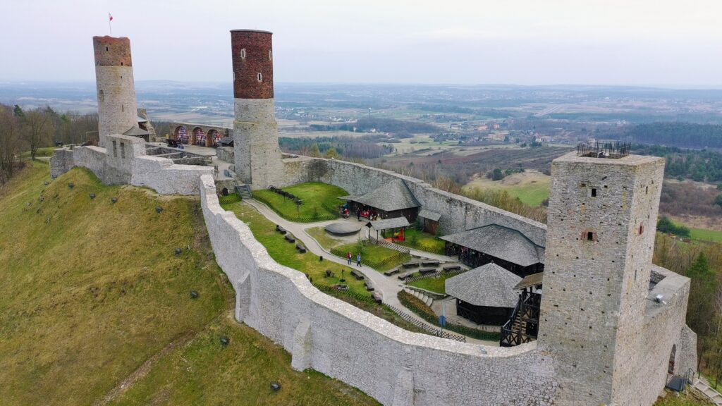 Spektakularny widok z drona na ruiny Zamku w Chęcinach usytuowane na skalistym Wzgórzu Zamkowym