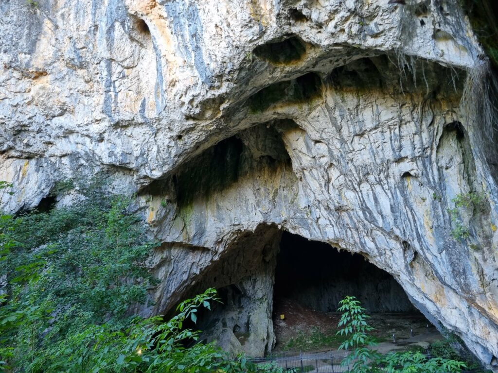 Monumentalne wejście do Jaskini Stopica o wysokości 18 metrów w regionie Zlatibor