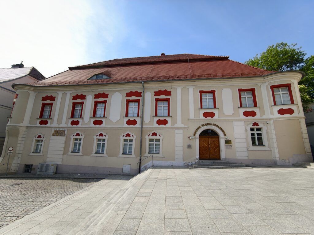 Barokowy gmach Muzeum Śląska Opolskiego z biało-czerwoną fasadą przy Małym Rynku w Opolu