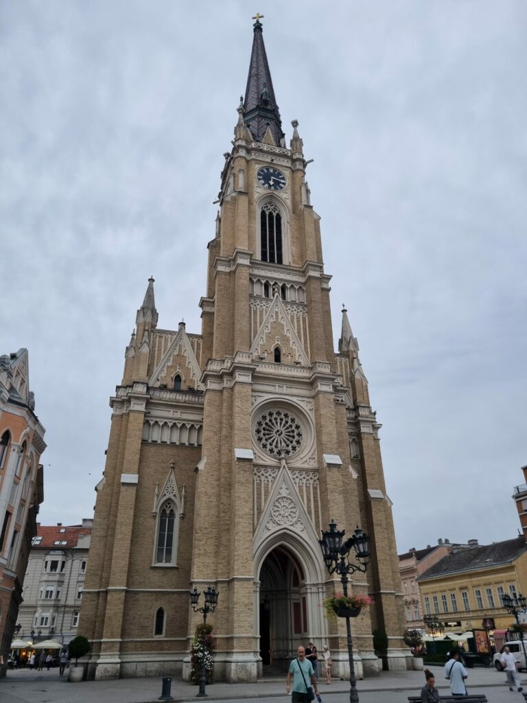 Neogotycki Kościół Imienia Maryi w Nowym Sadzie z dachem z kolorowych dachówek Zsolnay