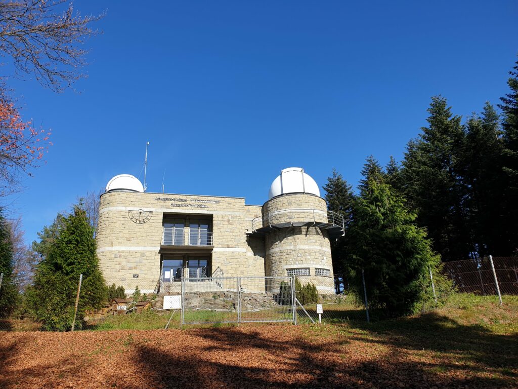 Obserwatorium Astronomiczne im. Tadeusza Banachiewicza na szczycie Lubomira z dwiema białymi kopułami