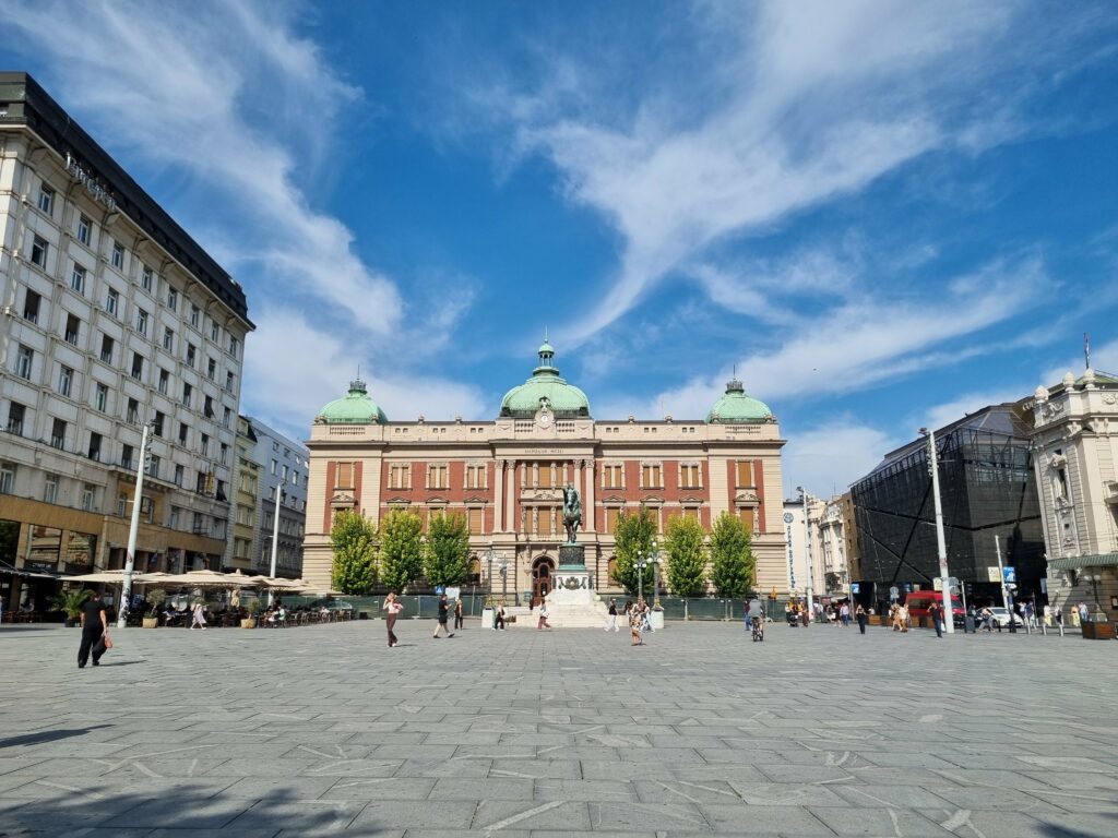Plac Republiki w Belgradzie z neorenesansową fasadą Muzeum Narodowego i pomnikiem Księcia Michała