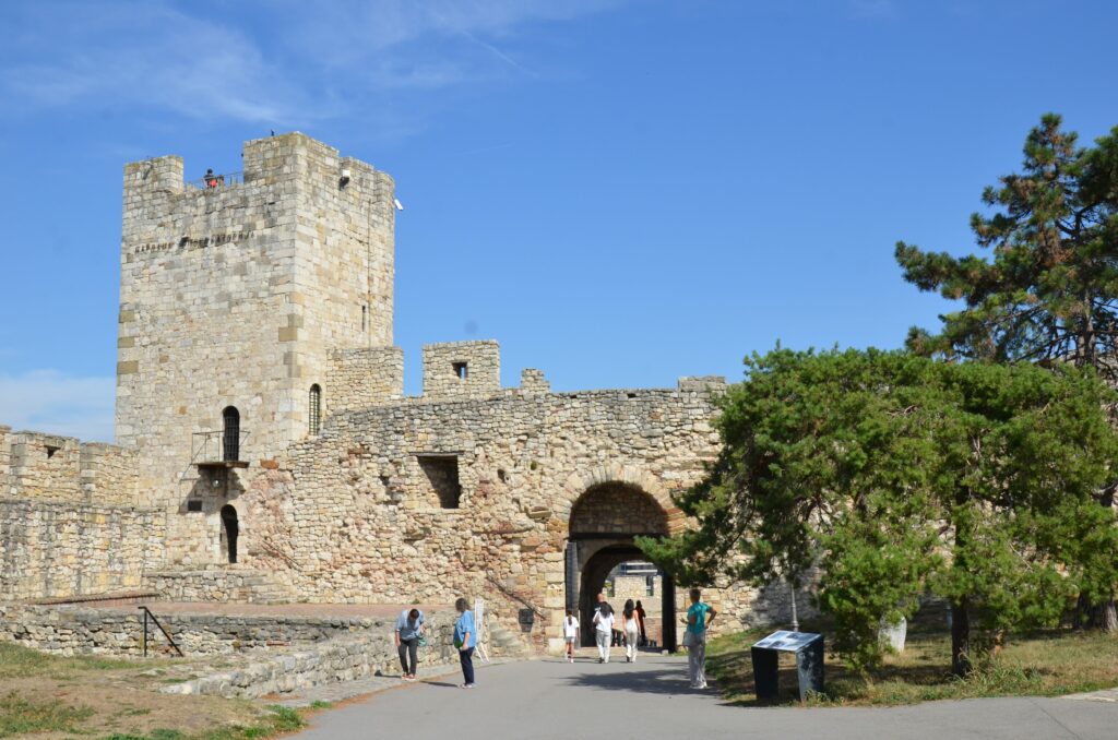 Kamienna wieża i brama twierdzy Kalemegdan w Belgradzie z turystami