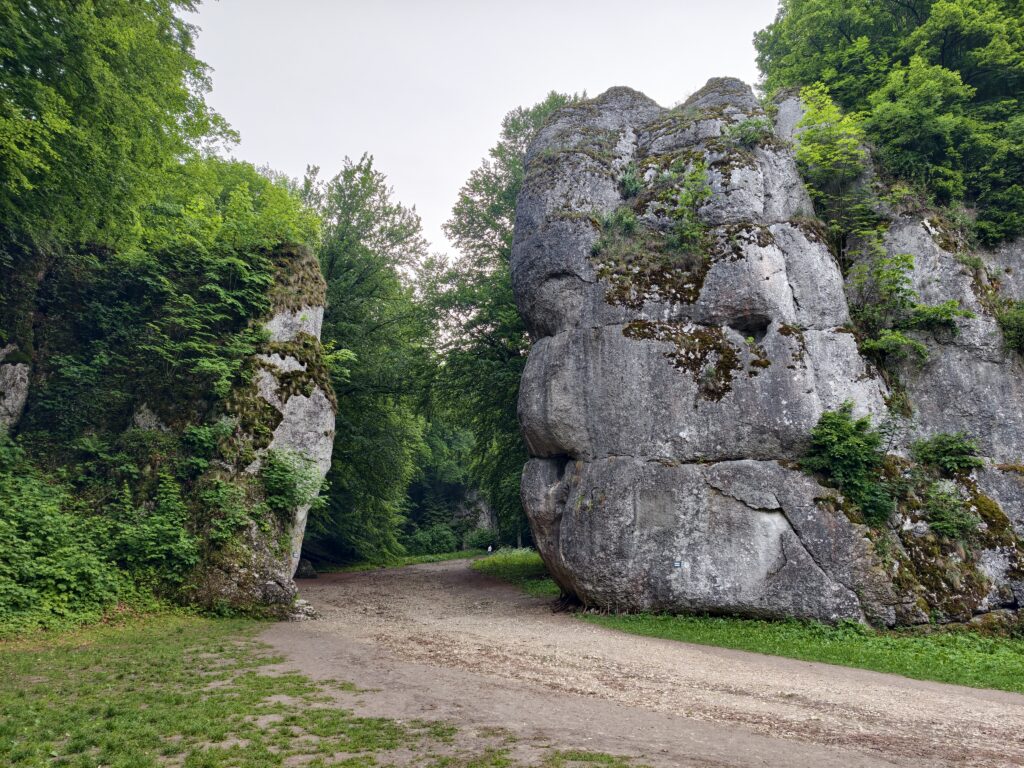 Brama Krakowska - dwie wapienne skały tworzące naturalną bramę nad ścieżką w Dolinie Prądnika