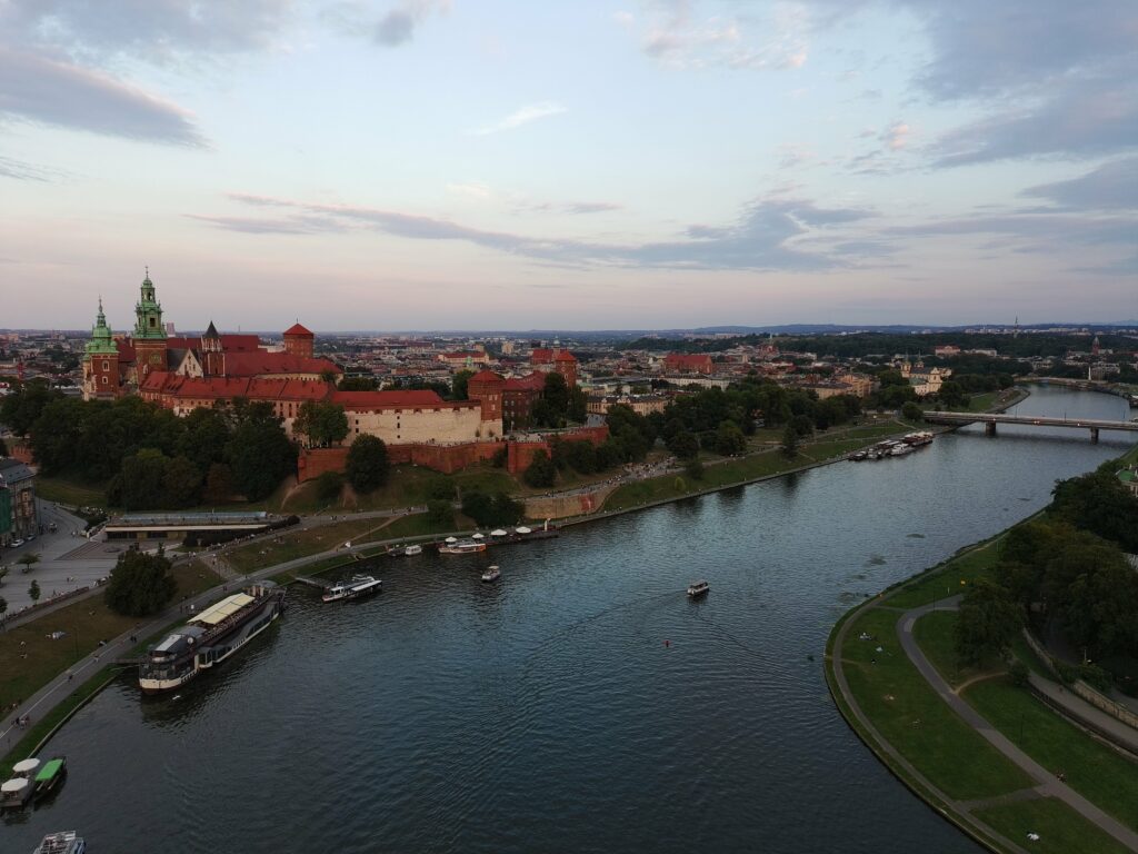 Bulwary Wiślane i Wawel z lotu ptaka - zakole Wisły ze statkami i barkami w Krakowie