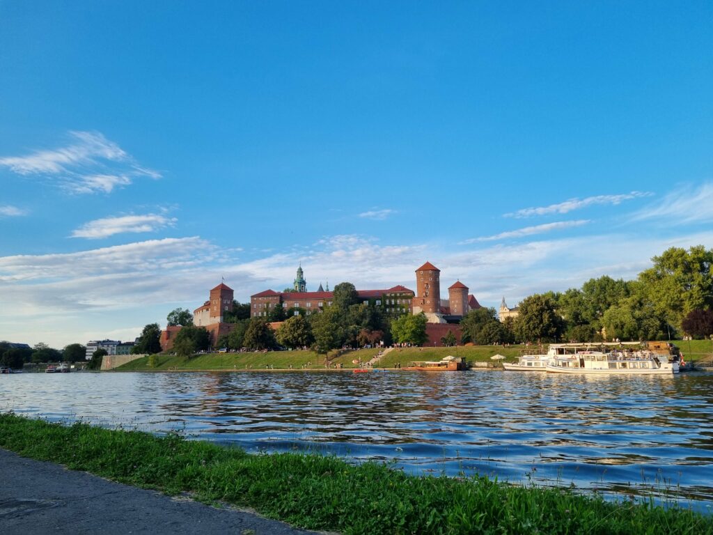 Wawel widziany z Bulwarów Wiślanych w Krakowie, statki i barki cumujące na Wiśle