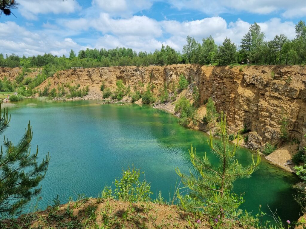 Szmaragdowe jezioro Parku Gródek w Jaworznie ze stromymi skałami kamieniołomu, zwane jaworznicką Chorwacją
