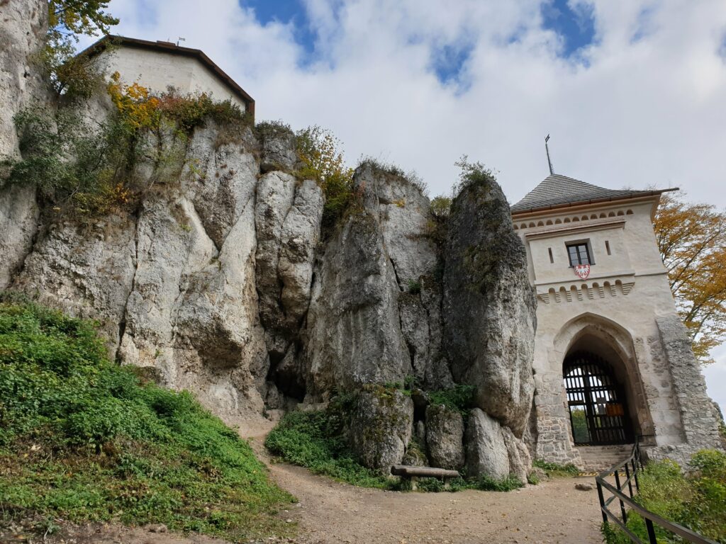 Brama wjazdowa ruin zamku Kazimierzowskiego w Ojcowie wśród wapiennych skał, jesienią