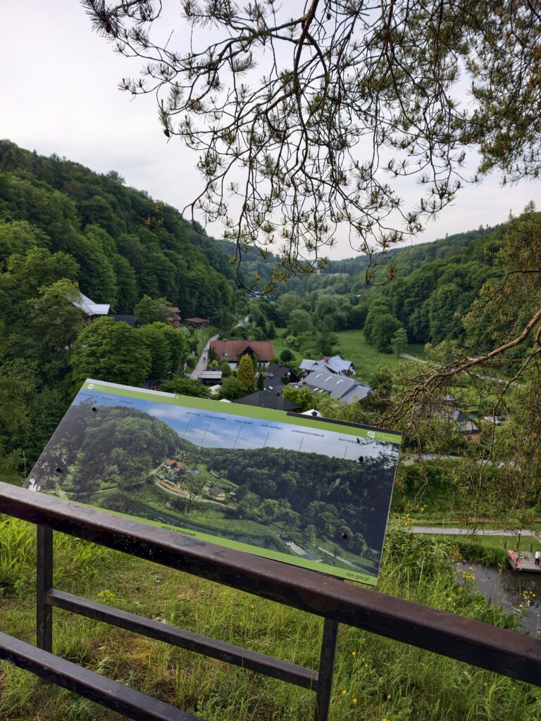 Widok z punktu widokowego Skałka Jonaszówka na Dolinę Prądnika i wieś Ojców