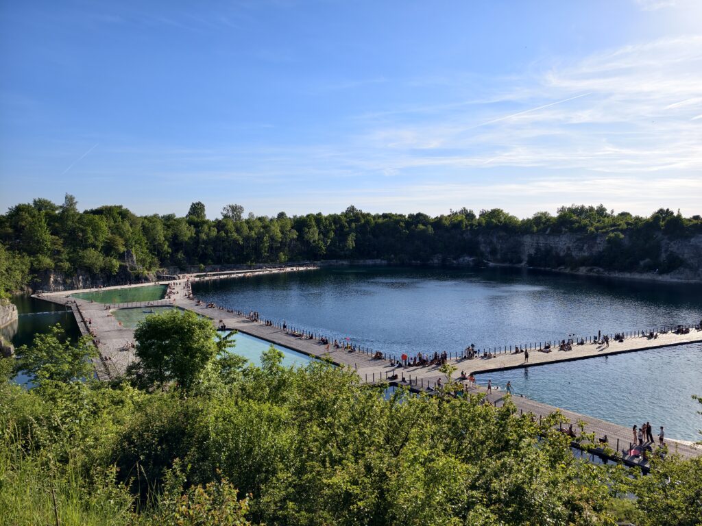 Panorama Parku Zakrzówek w Krakowie z basenami, pomostami i wapiennymi skałami dawnego kamieniołomu
